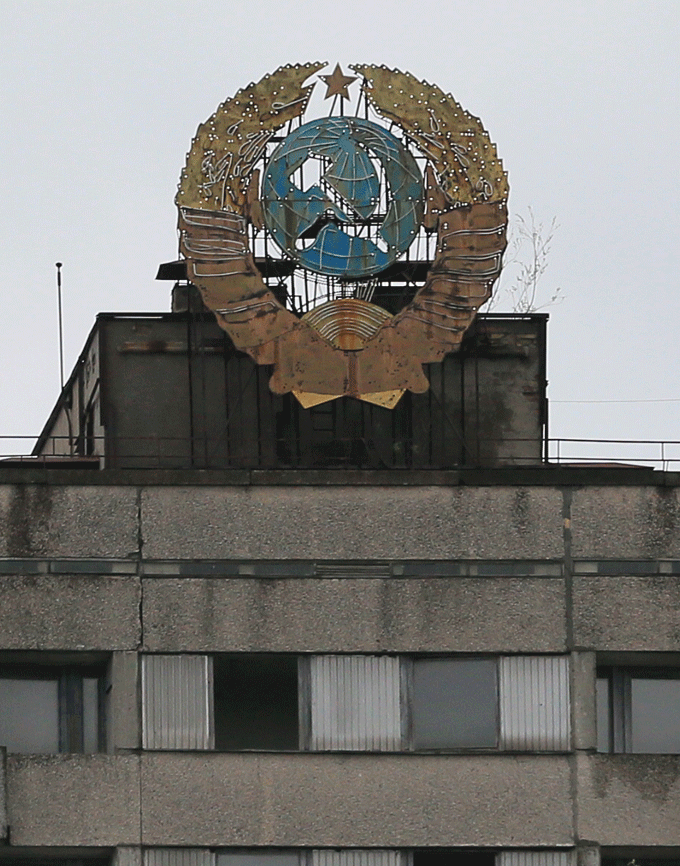 マンションの屋上には旧ソ連時代のエンブレムが付けられていた