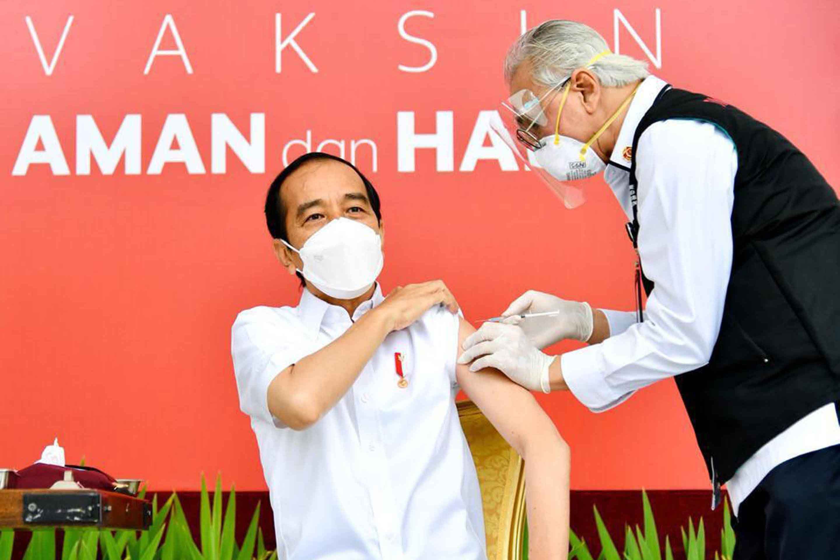 インドネシアのジョコ・ウィドド大統領はジャカルタで、率先してシノバック製ワクチンを受けた