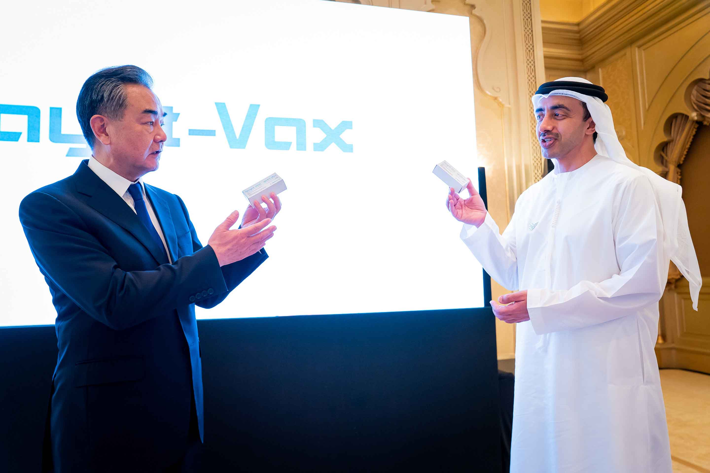 中国の王毅（ワン・イー）外相（左）はUAEのアブドラ・ビン・ザイード・アルナヒャン外相とともに、UAEで現地生産したシノファーム製ワクチン「ハヤット・バックス」を披露した。