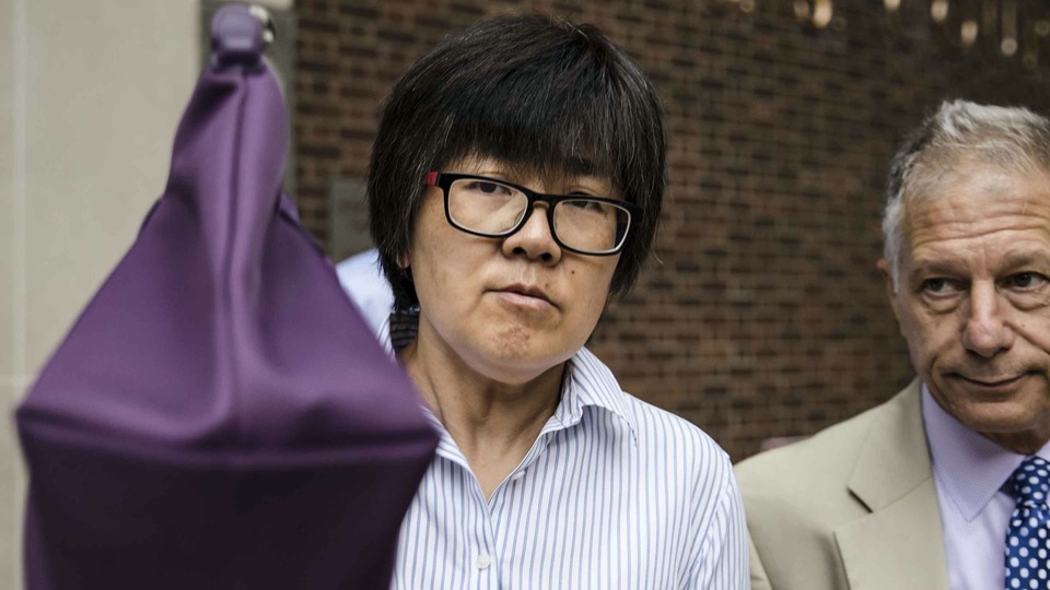 英グラクソ・スミスクラインの元研究者、薛瑜（左）はバイオ医薬品の企業秘密を共謀して盗んだとして有罪判決を受けた