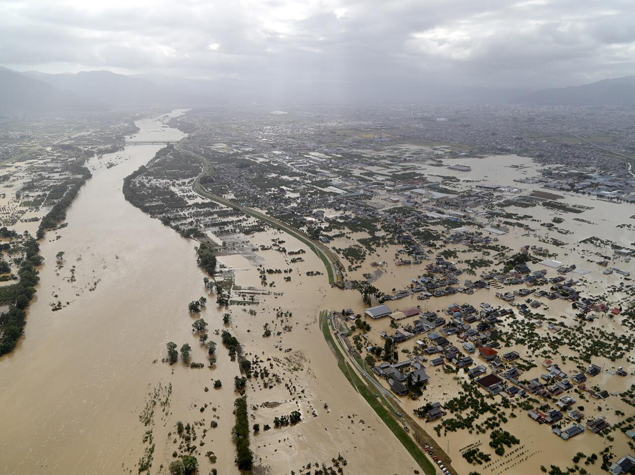 千曲川の堤防が決壊し、大規模浸水した長野市内（13日）