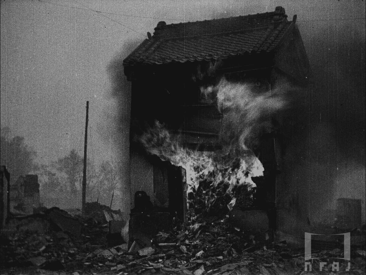 神田区内、土蔵が火災で燃え崩れている