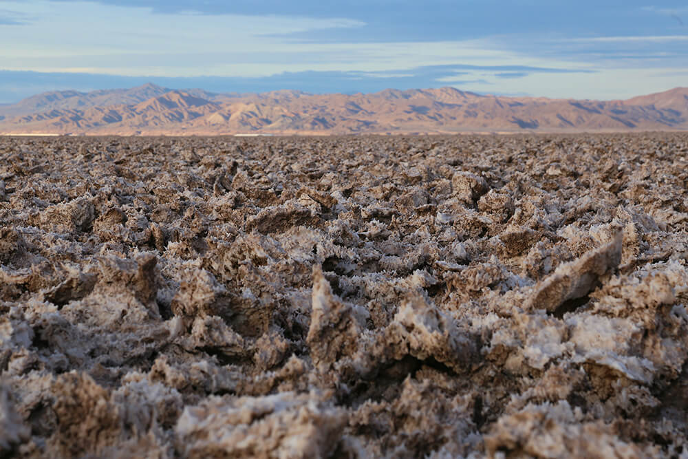 アタカマ塩湖。乾燥地帯のため水はほとんどなく、地表に塩が残る（チリ北部アントファガスタ州）