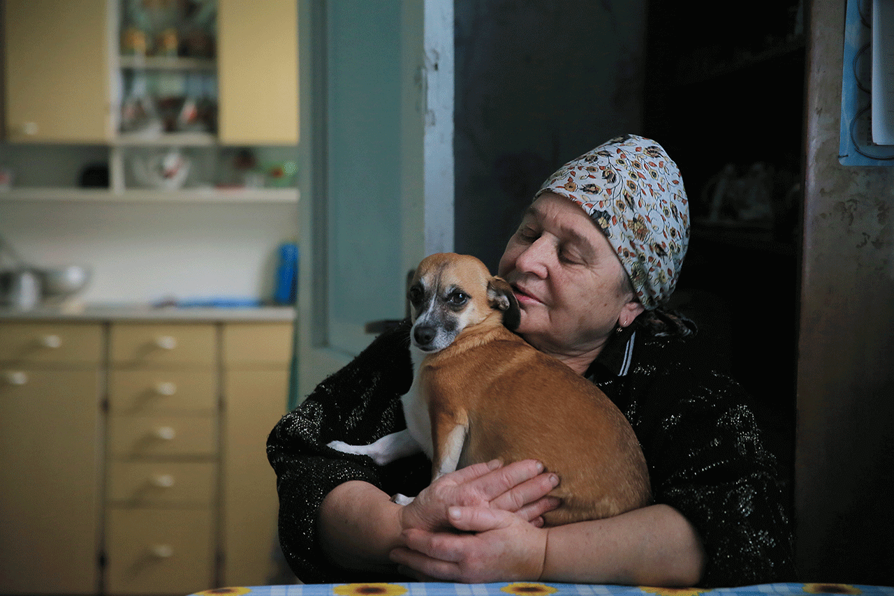 愛犬のダーナを抱えるバレンティーナ・クハリャンコさん
