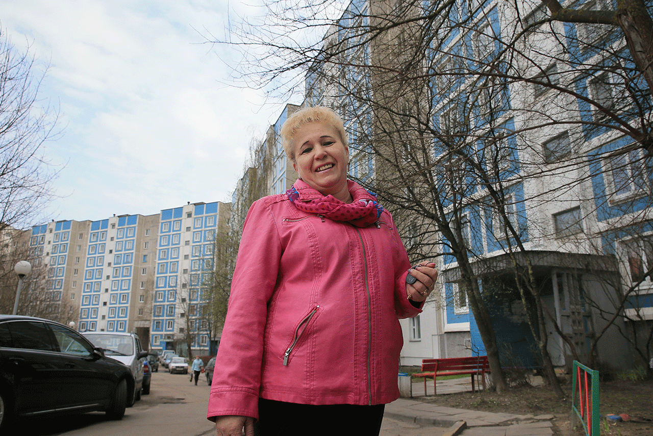 ペホタさんの背後のマンションはゴメリ州ブラギン地区の移住者のために造られた（ベラルーシ・ミンスク）