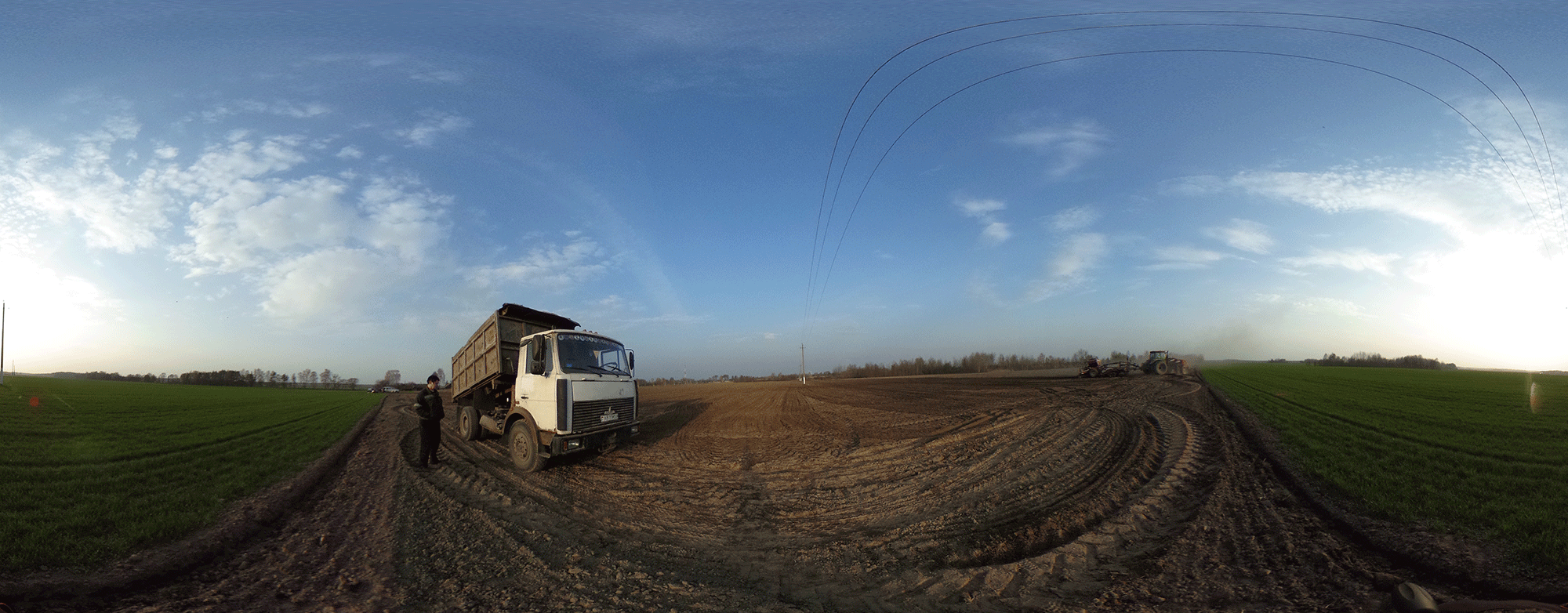汚染を乗り越えた農場では春を迎え小麦の種まきを始めた（ベラルーシ・ゴメリ州チェチェルスク地区）＝360度カメラで撮影