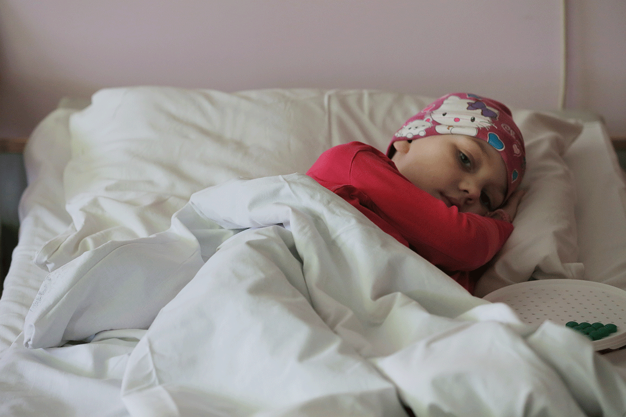 脳腫瘍の治療を受ける９歳の女の子。母親は「チェルノブイリ原発事故の影響ではないかと」と話す（小児がんセンター、ベラルーシ・ミンスク）
