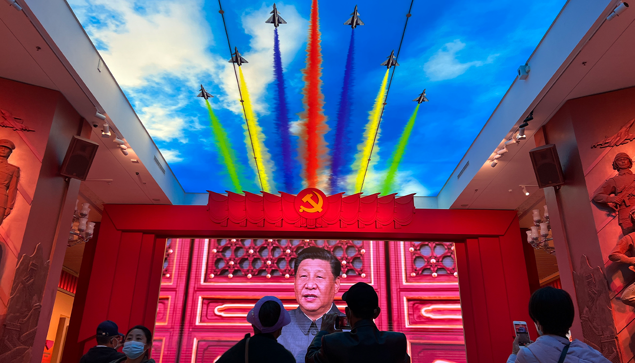 北京の中国人民革命軍事博物館に習近平主席を映し出す巨大スクリーンが展示された