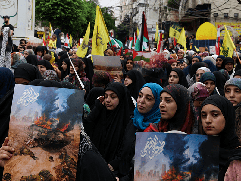 パレスチナとの連帯を表明し横断幕を掲げるヒズボラ支持者（ベイルート）