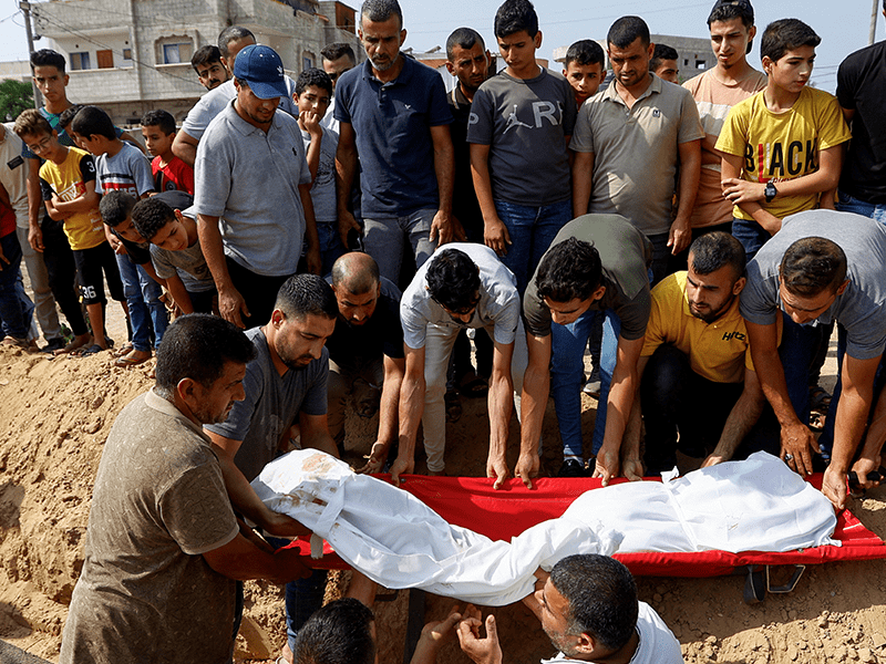 イスラエル空爆で亡くなった人を弔うガザ市民