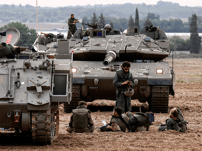 戦車周辺に集まるイスラエル兵士（ガザとの境界付近）