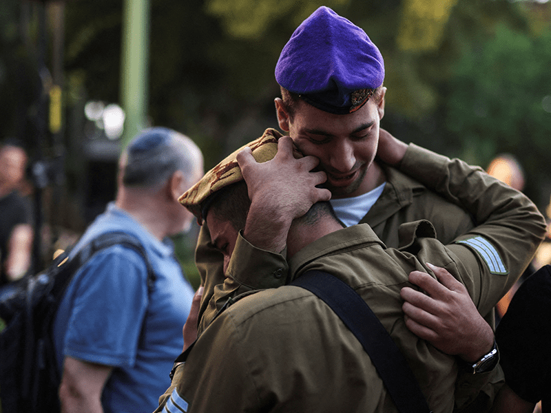 死者を悼み抱き合うイスラエル軍兵士（テルアビブ）
