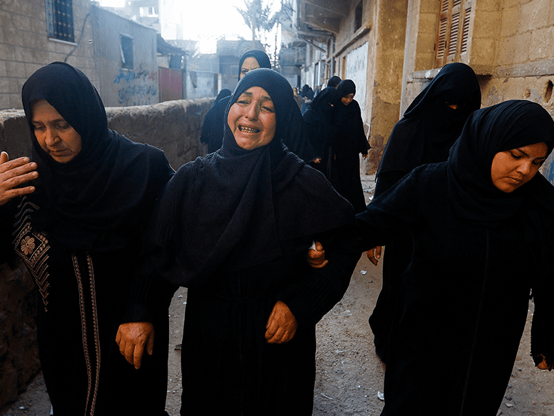 ハマス政治局員の葬儀に参列したパレスチナの女性ら（ガザ）