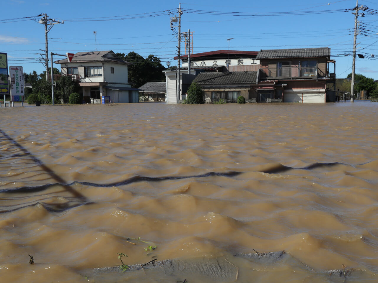 越辺川が氾濫して浸水した家屋（13日、埼玉県川越市）