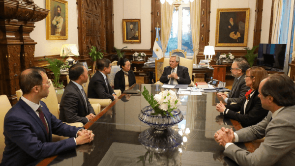 22年6月にガンフォン幹部と会談したアルゼンチンのフェルナンデス大統領（中央）