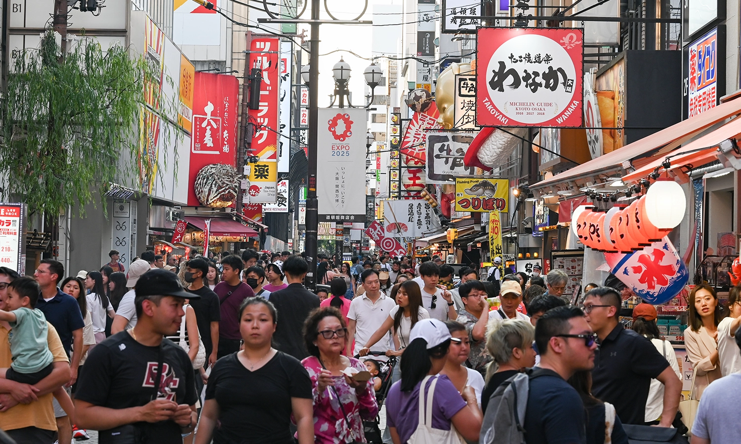 多くの人が行き交う大阪・道頓堀