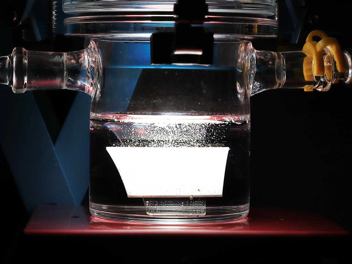 三菱ケミカルが研究開発する水を水素と酸素に分解する人工光合成の装置