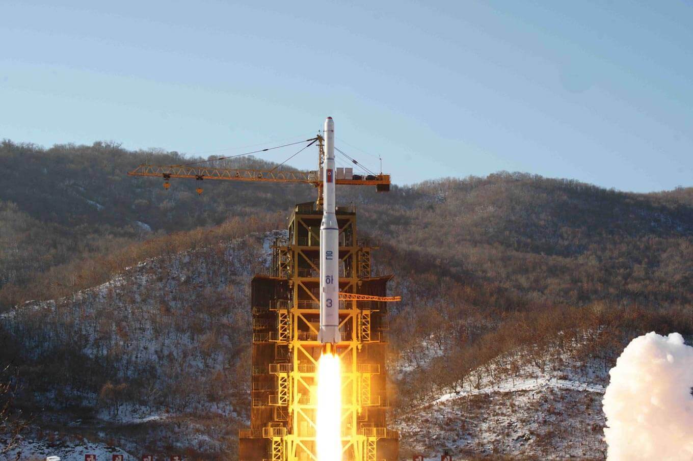 2012年に東倉里から発射されるミサイル（AP）