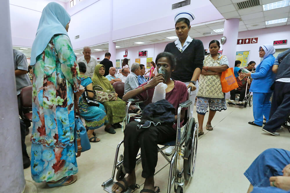 混み合うマレーシアの政府系病院で、診察を待つ人たち（クアラルンプール）