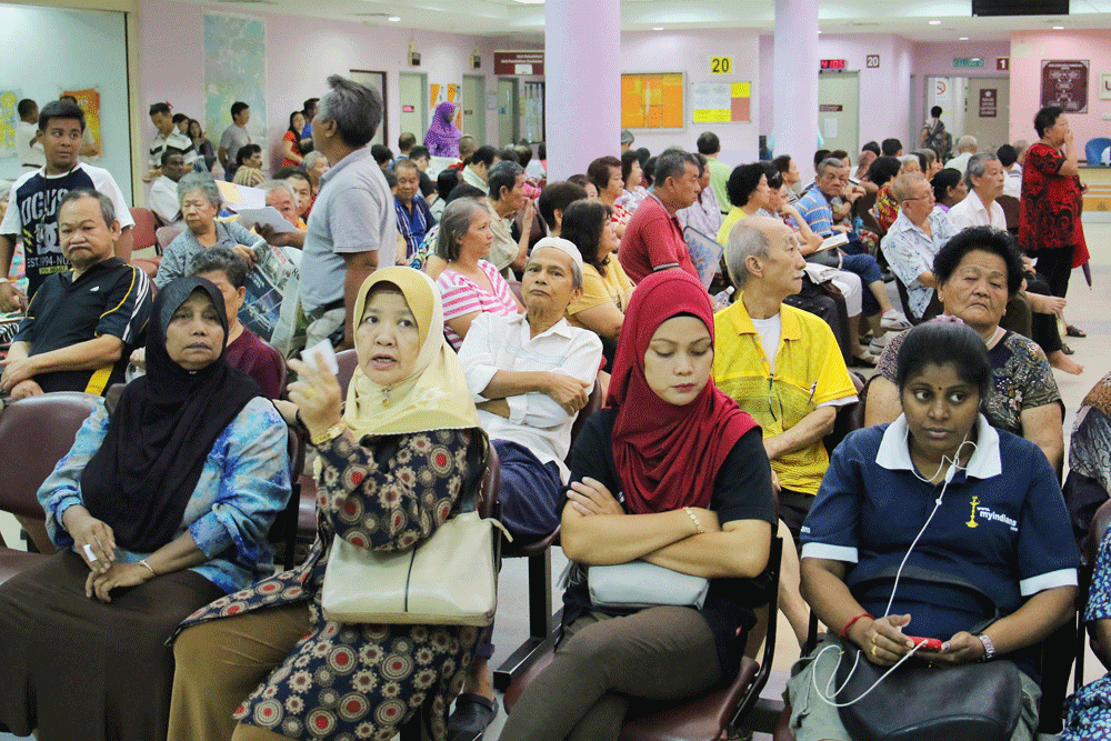 マレーシアの政府系病院で診察を待つ人たち（クアラルンプール）