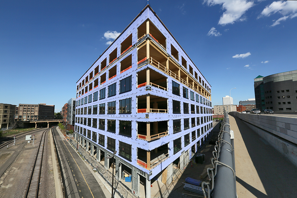 米ミネソタ州ミネアポリスで建設中の７階建て木造オフィスビル「ミネアポリスＴ３」