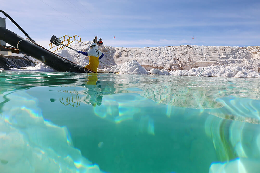 アタカマ塩湖の地層下からくみ上げた水をためるＳＱＭの人工池（チリ北部アントファガスタ州）
