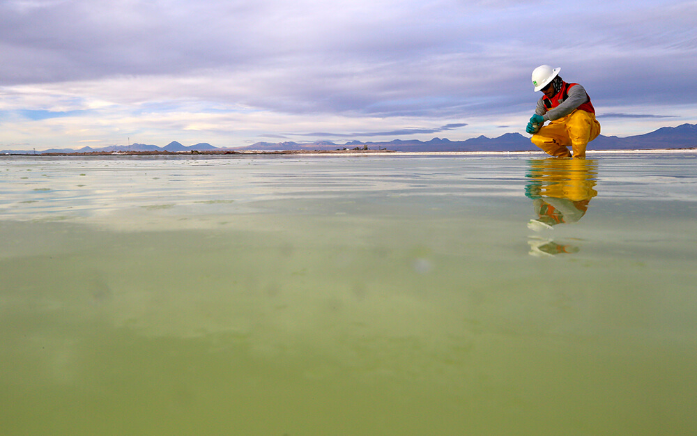 およそ１０カ月かけてリチウムの濃縮を６％にすると水は黄色になる（チリ北部アントファガスタ州）