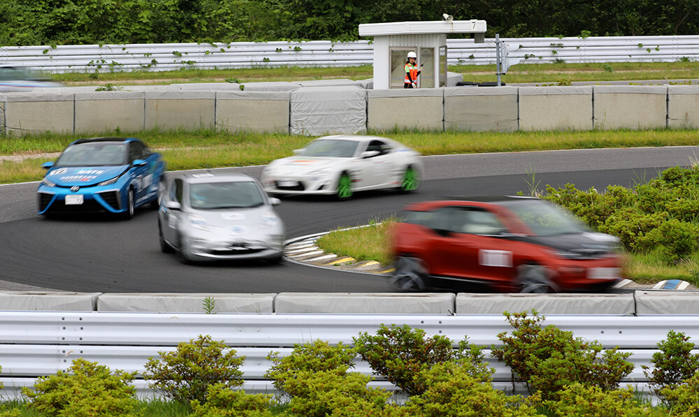 サーキットを疾走するＥＶと燃料電池車（愛知県蒲郡市）