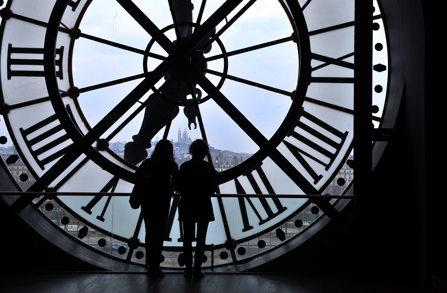 オルセー美術館のシンボル、大時計越しにパリの街並みを見渡す