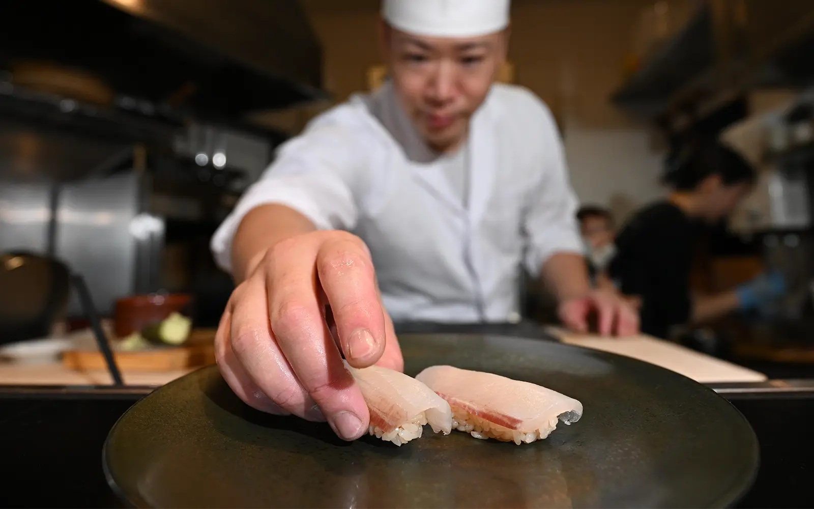 小田原漁港で水揚げされた熱帯性のツバメウオのすしを握る宮澤徹さん