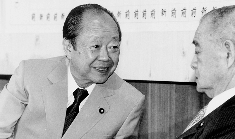 笑顔の自民党の宮沢喜一首相（党総裁）と金丸副総裁