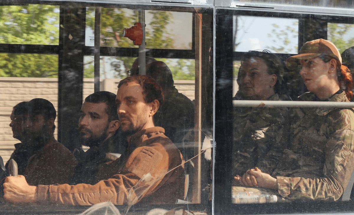 アゾフスターリ製鉄所からバスで移送されるウクライナ軍の兵士（5月20日、マリウポリ）